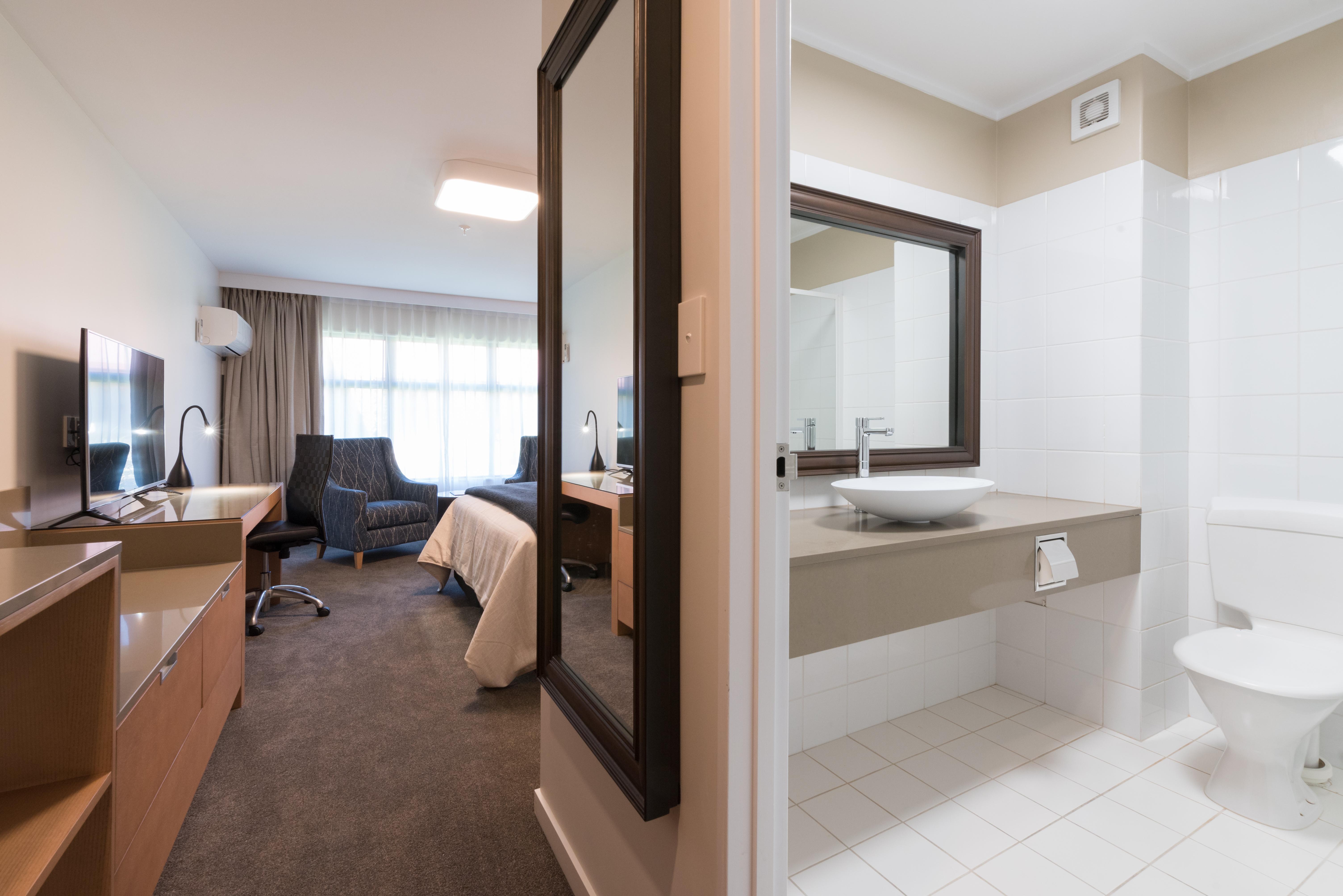 Distinction Hamilton Hotel & Conference Centre Exterior photo