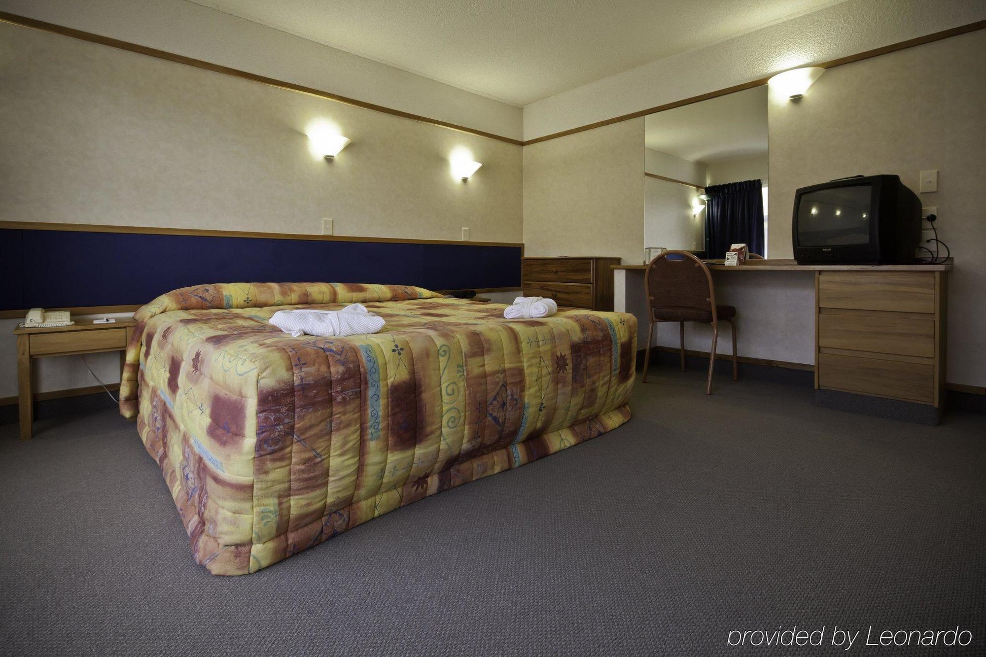 Distinction Hamilton Hotel & Conference Centre Room photo