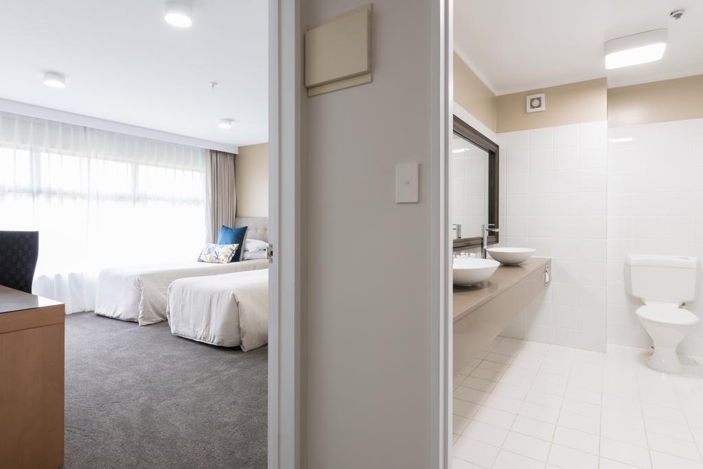 Distinction Hamilton Hotel & Conference Centre Exterior photo