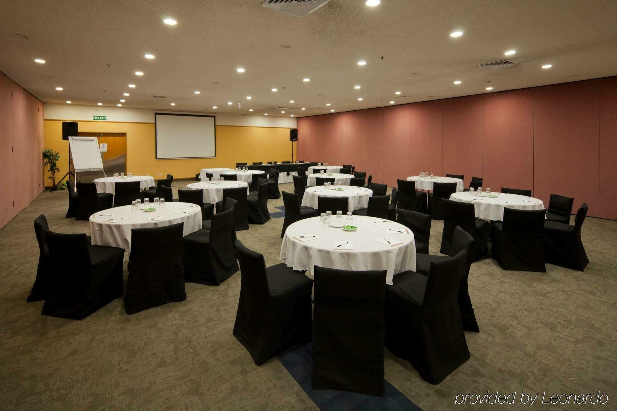 Distinction Hamilton Hotel & Conference Centre Exterior photo
